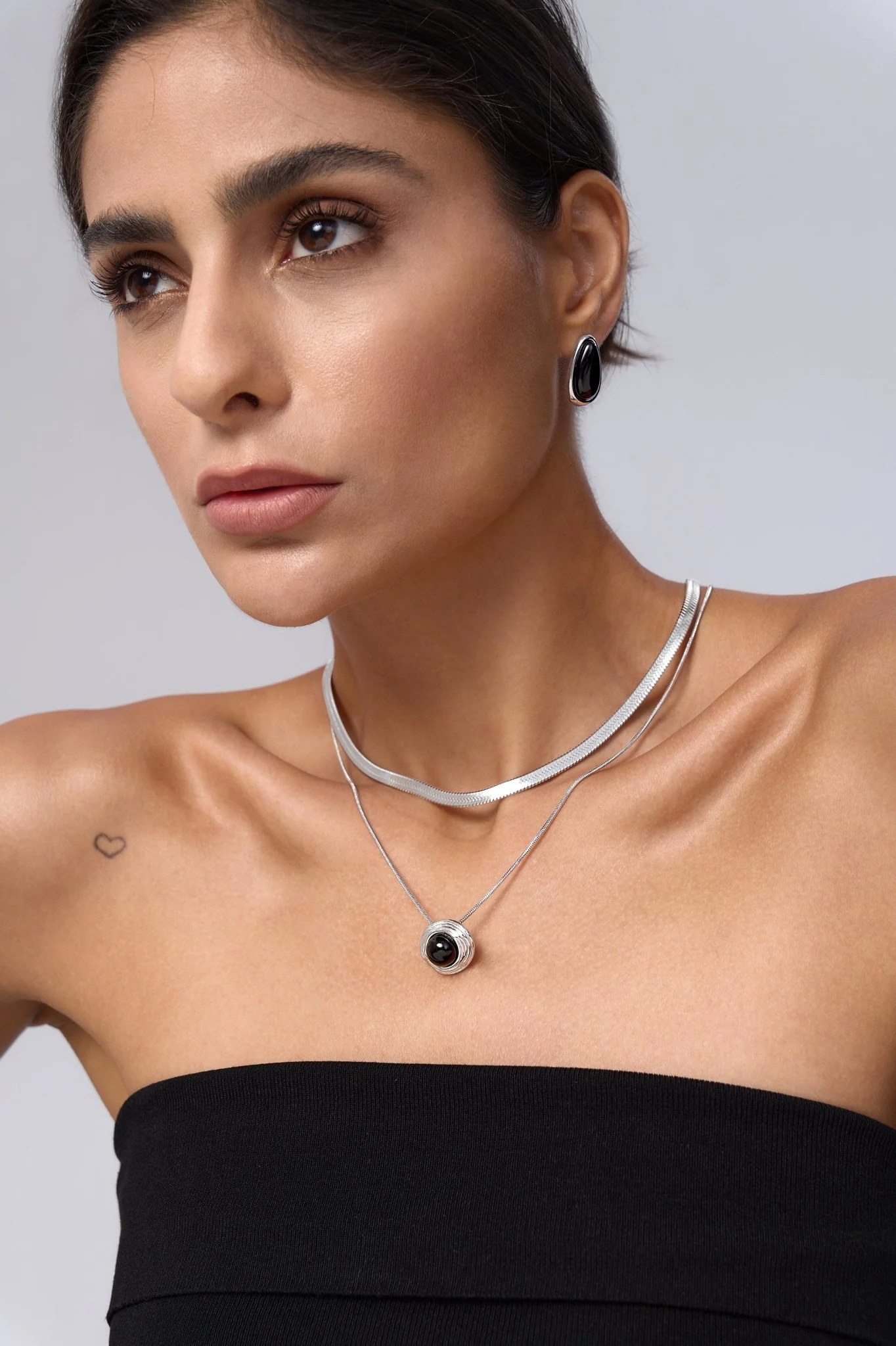 Thea Black Gem Necklace - Image 3
